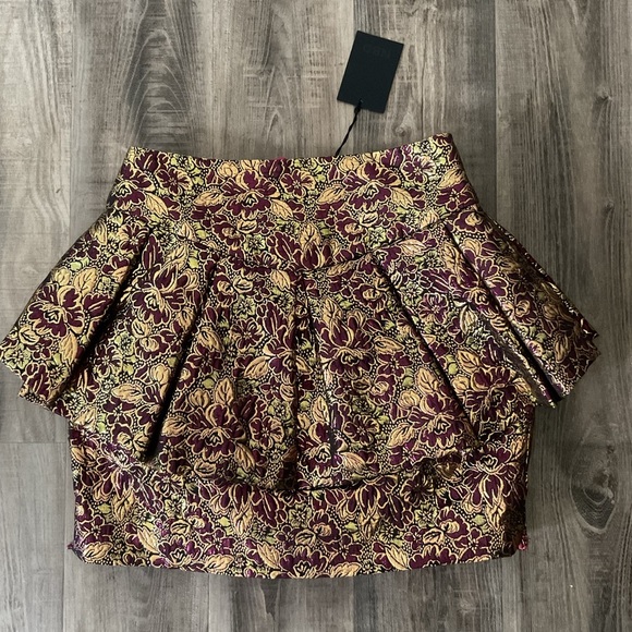 Revolve NBD Tommi Mini Skirt in Gold & Magenta Size Small NWT - Picture 3 of 5